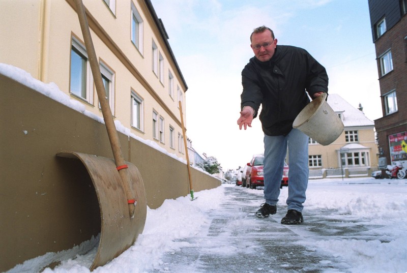 Salzfreie Streumittel wie Sand oder Splitt sind erlaubt, während Streusalz meist verboten ist.