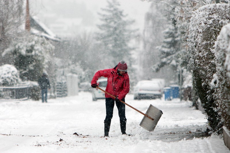 Schnee schippen ist im Winter Pflicht – wir erklären, wer verantwortlich ist, was erlaubt ist und wie du räumst.