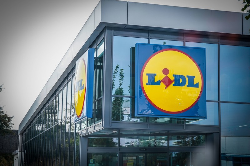 Bei Lidl kann man ab April auch für einen geringen Mindesteinkaufswert Geld abheben.