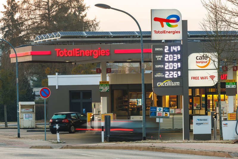 Der Bundestag hat Maßnahmen ergriffen, um die Tankpreise zu senken.