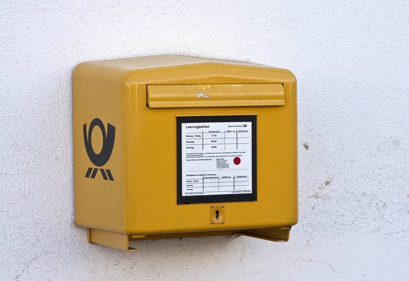 Der rote Punkt an den Briefkästen der Deutschen Post wird zukünftig verschwinden.