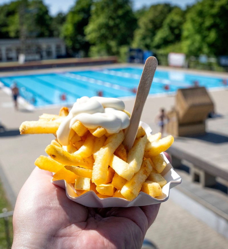 Die Preise für Pommes im Freibad sind 2026 massiv angestiegen.
