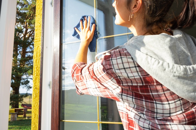 An alles denken: Dazu zählt auch der Fensterrahmen beim Putzen