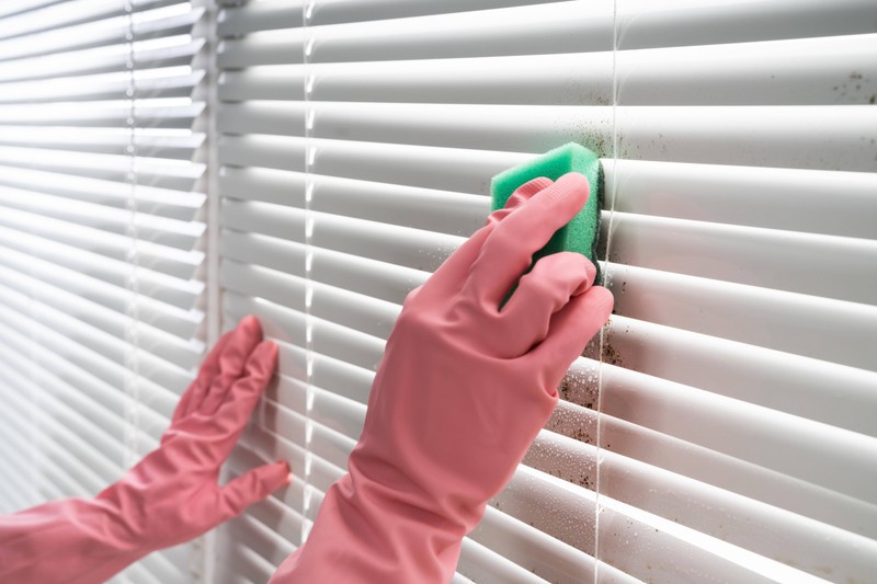 Man sollte das Fenster von außen nach innen putzen.