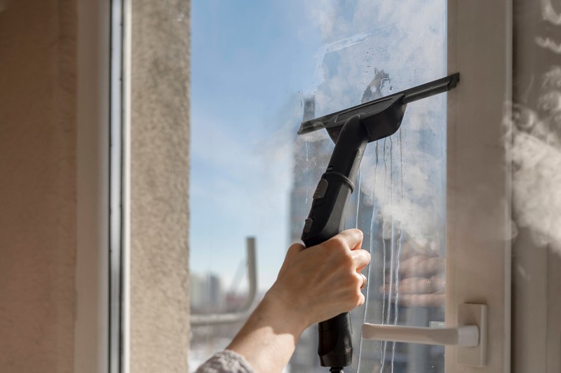 Wie entfernt man hartnäckige Flecken am Fenster?