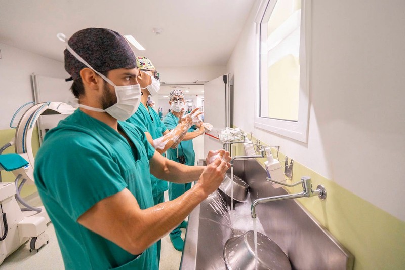 Chirurg*innen haben nicht immer grün getragen.