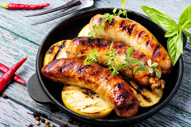 Grillbegeisterte könnten die Kombination aus Bratwurst und Apfelmus lieben.