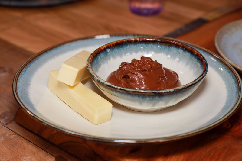 Waschechte Genießer*innen lieben die Kombination aus Käse und Nutella.