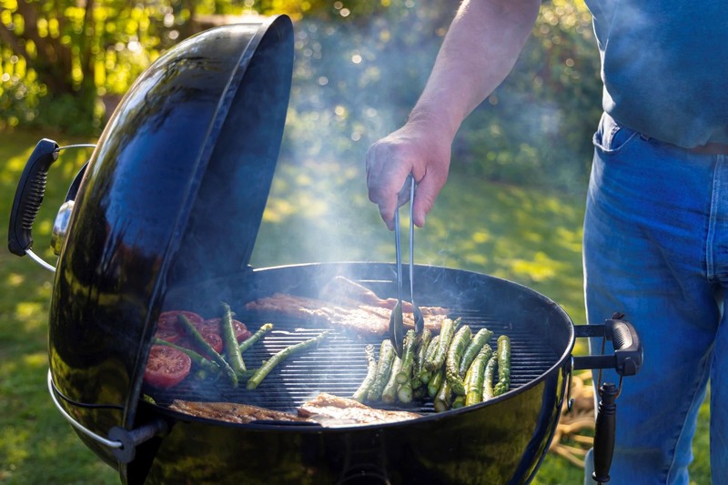 Das Grillen gilt als des Deutschen liebstes Hobby.