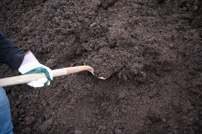 Zoff am Gartenzaun: Wann Nachbarn den Gestank von Naturdünger dulden müssen