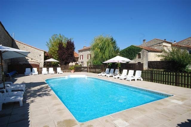 Ein Pool darf nicht, wie auf dem Bild zusehen, fest installiert sein.