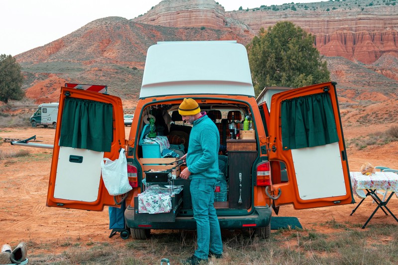 Ob mit dem Zelt, Wohnwagen oder Campervan – heutzutage gibt es zahlreiche Camping-Gadgets.