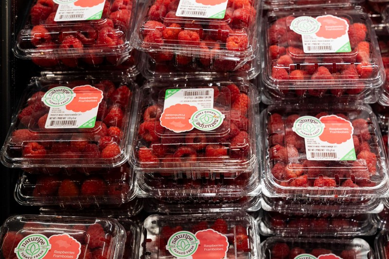 Besonders im Sommer sollte man darauf verzichten, abgepacktes Obst und Gemüse zu kaufen.