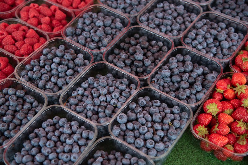 Wer Sommerbeeren zu früh oder zu spät kauft, zahlt meist mehr Geld für weniger Geschmack.