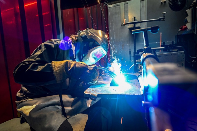 Der Funkenflug gehört zu den Risikofaktoren bei der Schweißarbeit.  