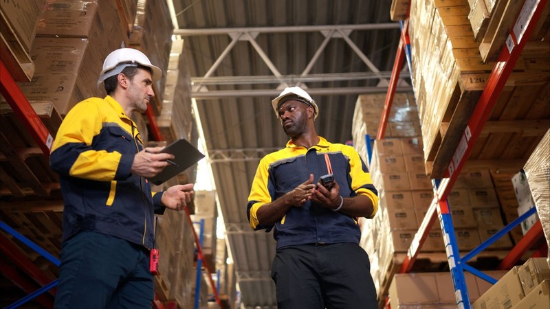 Im Lager müssen unter ständigem Zeitdruck schwere Lasten bewegt werden.