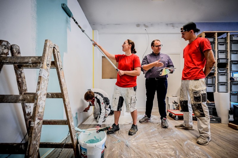 Maler- und Lackierer steigen ständig auf Leitern und hantieren mit Farben und Lacken.