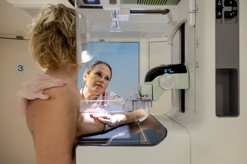 Ab einem gewissen Alter solltest du die kostenlosen Mammographie Untersuchungen wahrnehmen.