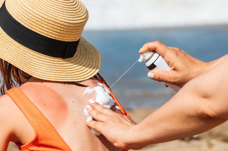 Beim Schwimmbadbesuch gehört die Sonnencreme ins Gepäck.