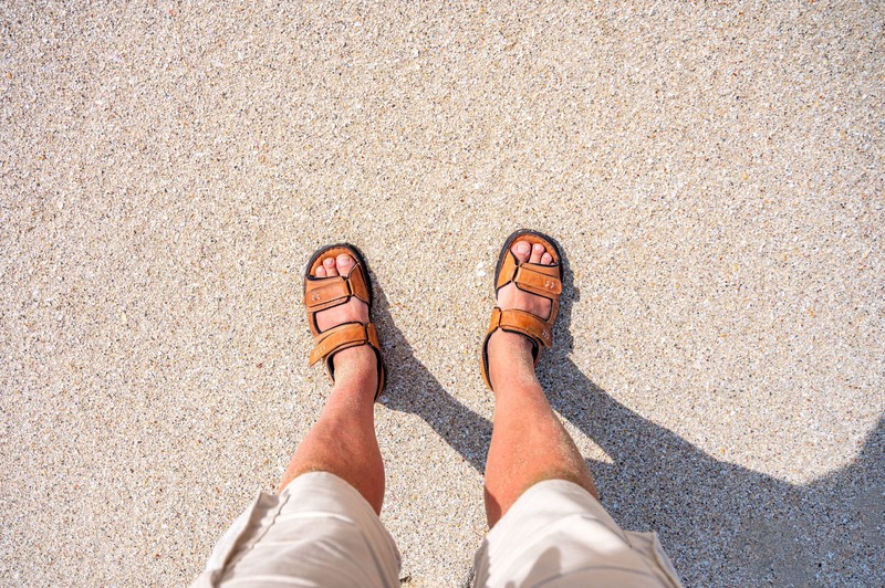 Sind die Schuhe nicht atmungsaktiv, sammelt sich Schweißgeruch.