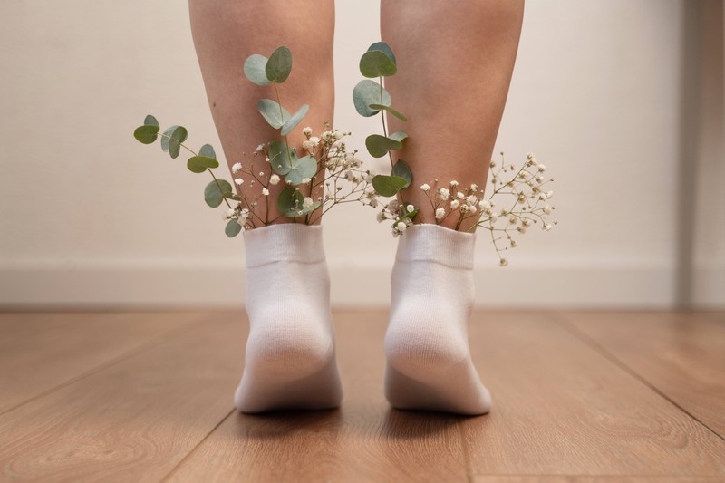 Sind die Socken nicht atmungsaktiv und schweißabsorbierend, entsteht schnell Geruch.
