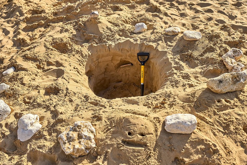 Unauffällig die Wertsachen im Sand zu vergraben, kann sehr effizient sein.