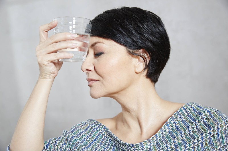 Richtiges Kühlen mit Wasser oder feuchten Umschlägen hilft.