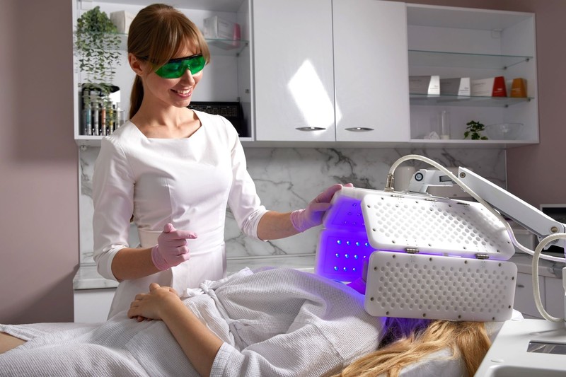 Die UV-Therapie bereitet die Haut auf sonnige Zeiten vor.