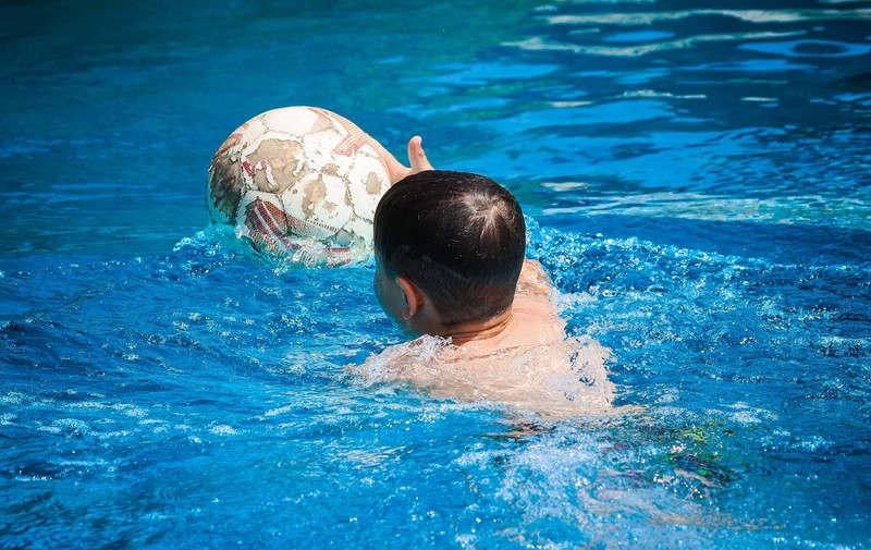 Ballspiele sind in Freibädern oft nur auf ausgewiesenen Flächen erlaubt.