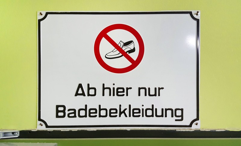 Bestimmte Kleidungsstücke sind in Schwimmbädern aus hygienischen Gründen nicht erlaubt.