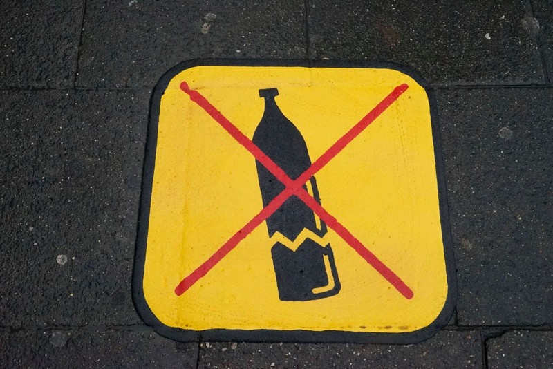 Glasflaschen sind in Schwimmbädern verboten, um Verletzungen zu vermeiden.