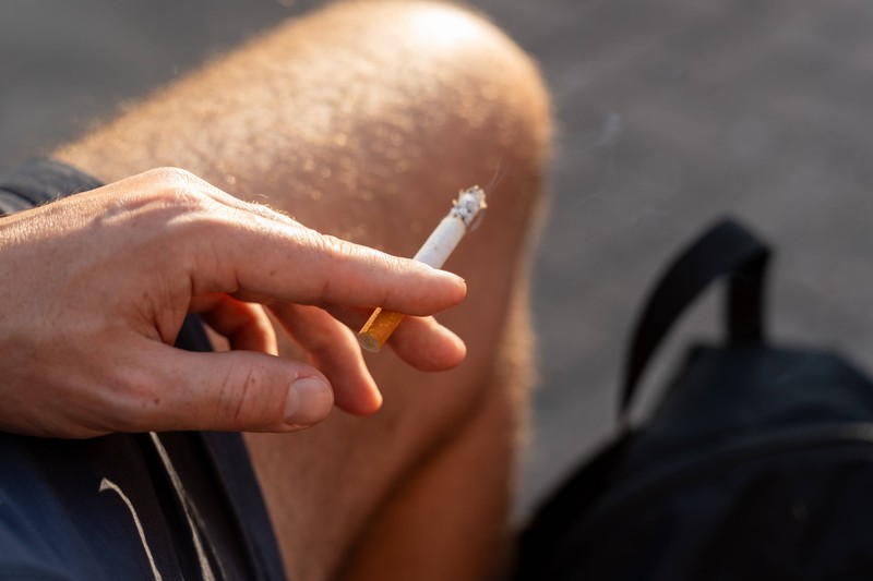 In Freibädern ist Rauchen meist nur in speziell ausgeschilderten Bereichen gestattet.