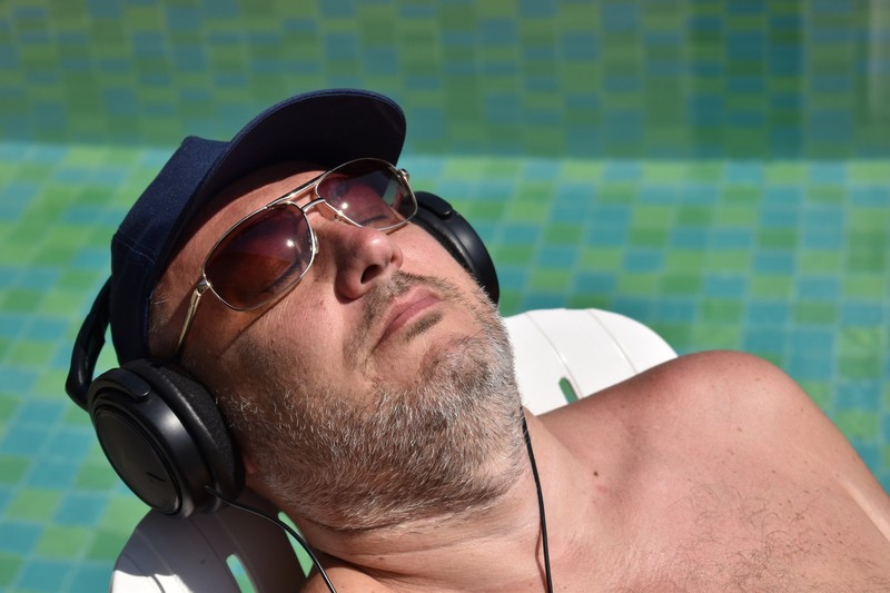 Lautes Musikhören ist in Schwimmbädern oft untersagt, um andere Gäste nicht zu stören.