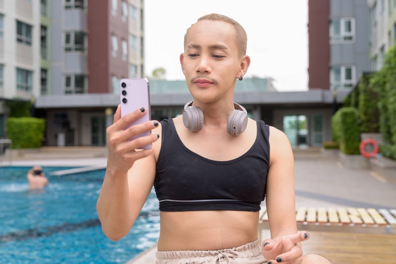 Lautes Musikhören oder telefonieren ist in Schwimmbädern oft untersagt, um andere Gäste nicht zu stören.