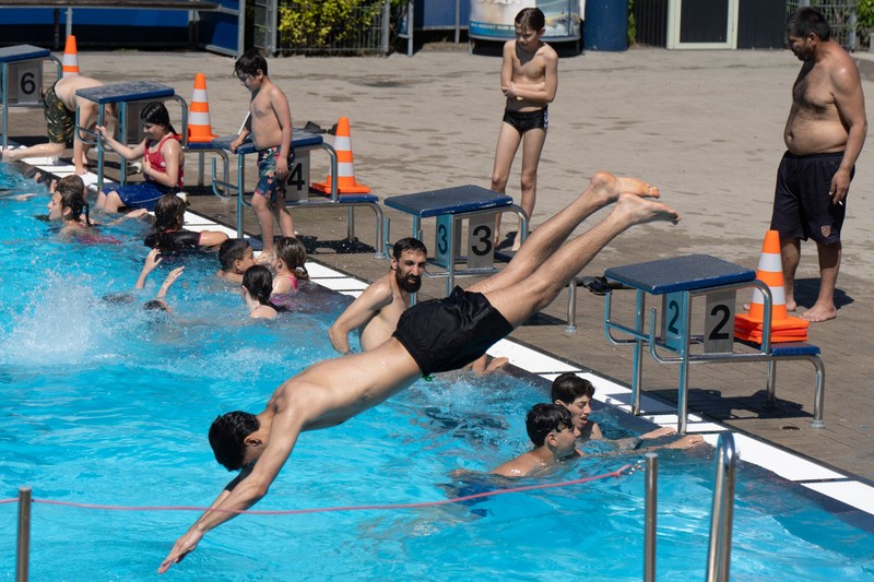 Springen ist in Schwimmbädern nur in freigegebenen Zonen erlaubt – aus Sicherheitsgründen.