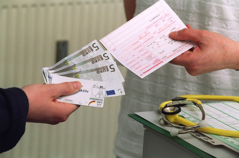 Trotz Krankenversicherung kommen auf Patient*innen oft unerwartete Zusatzkosten zu.