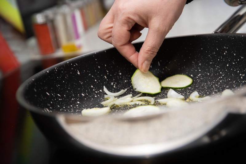 Was sollte man beim Braten mit Pfannen beachten?