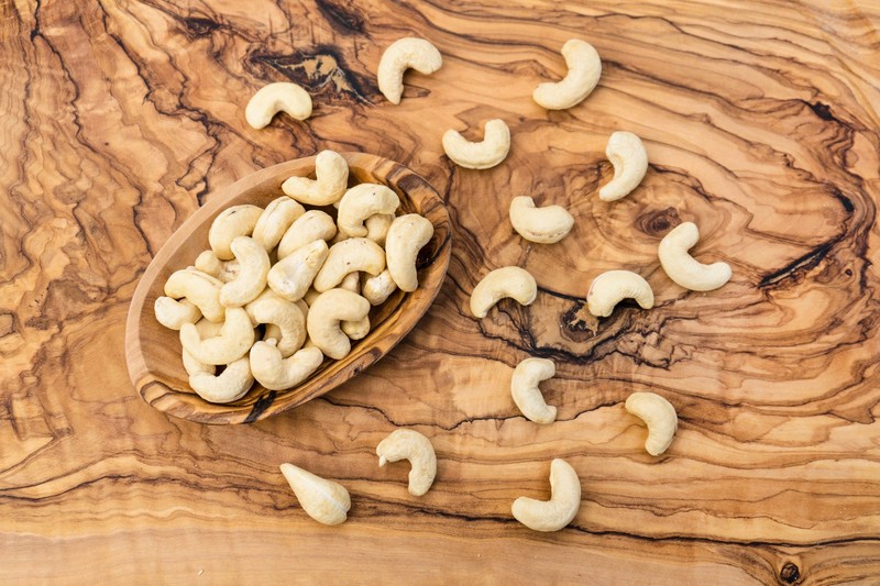 Eine Handvoll Cashewkerne am Abend kann beim Einschlafen helfen.