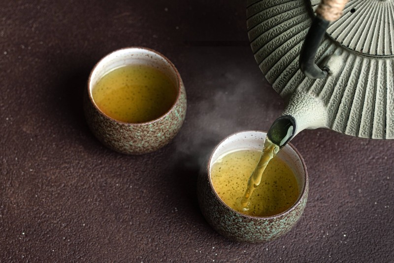 Grüner Tee enthält Koffein und Antioxidantien, die die Konzentration fördern.