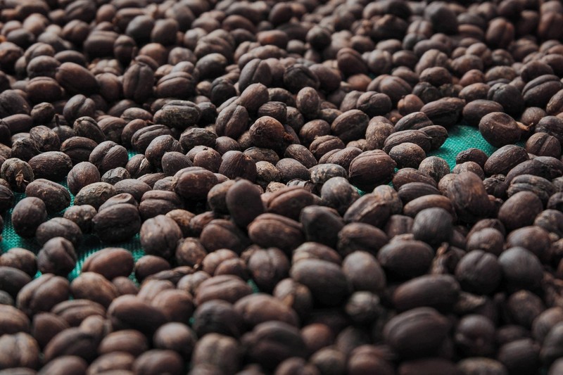 Kaffee enthält Koffein, das die Konzentration steigert und Müdigkeit vertreibt.