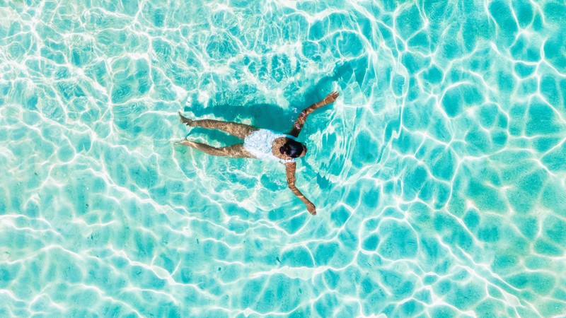 Tatsächlich stimmt der Mythos: Im Wasser bekommt man schneller einen Sonnenbrand!