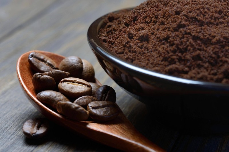 Kaffeepulver hilft gegen Gerüche in der Wohnung.