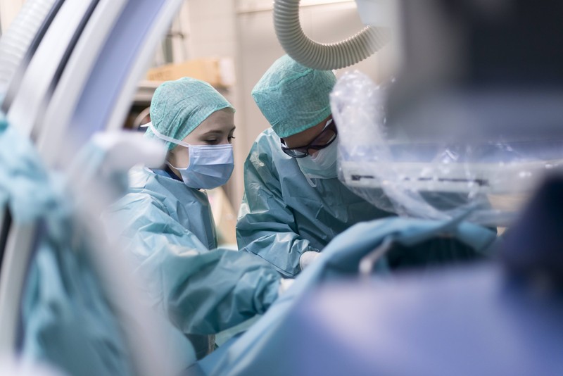 Eine Operation kann bei befallenen Stellen helfen, wenn man infiziert ist.