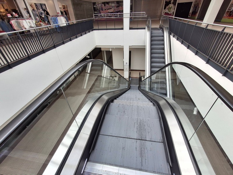 Auf die seitlichen Bürsten der Rolltreppe achten viele Menschen gar nicht.