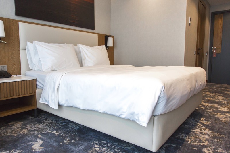 Wieso ist Hotelbettwäsche weiß und wofür ist der Bettschal gut?