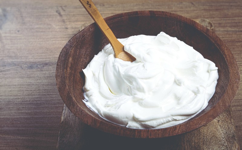 Naturjoghurt ist günstiger und gesünder als gesüßte Probiotika-Präparate.