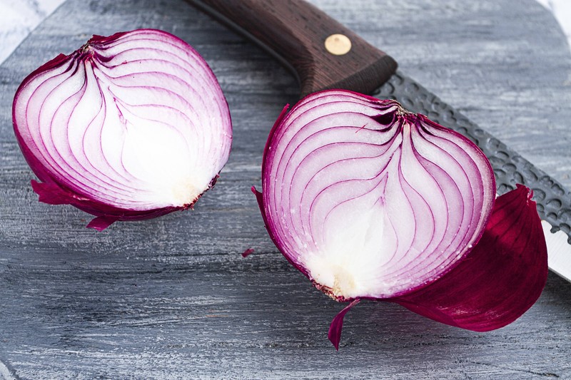 Zwiebeln wirken entzündungshemmend, antibakteriell und antioxidativ.