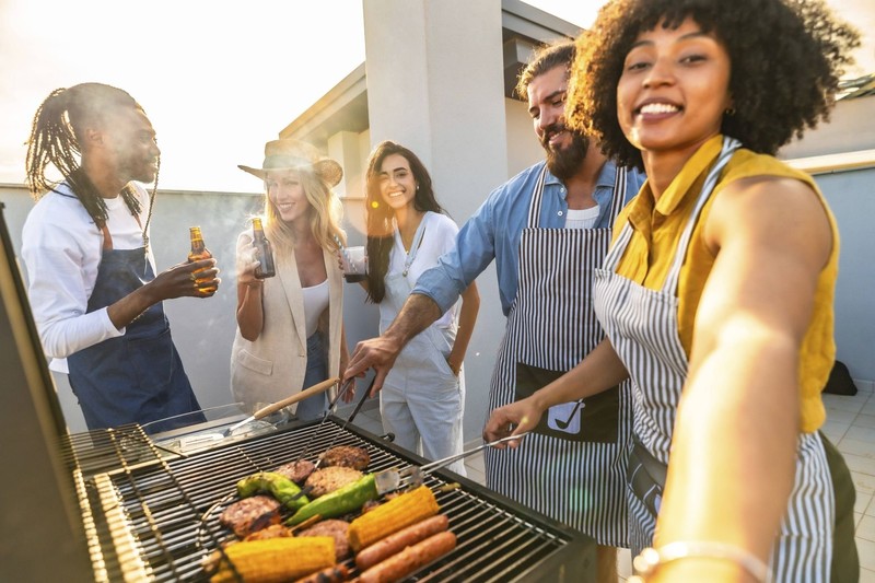 Holzkohlegrills haben eine starke Rauchentwicklung und könnten Nachbarn stören.