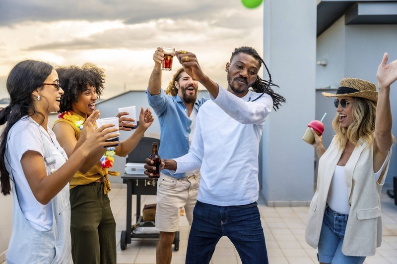 Wer eine Party auf dem Balkon macht, sollte die gesetzlichen Ruhezeiten einhalten.