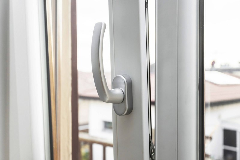 Durch ein gekipptes Fenster geht wertvolle Heizenergie verloren.